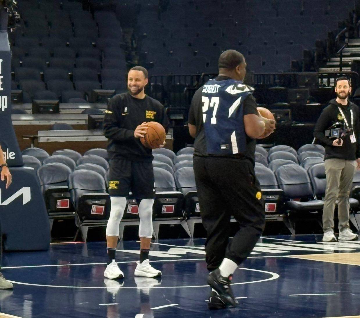 库里现身球队训练场 称目前还没有确切回归日期